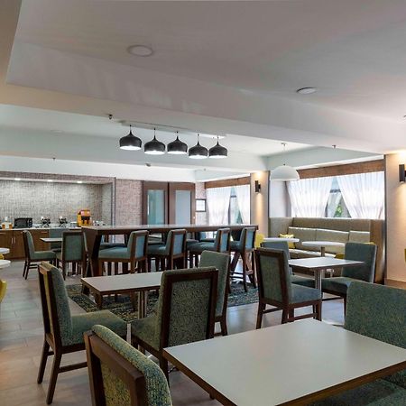 Hampton Inn Ист-Виндзор Экстерьер фото