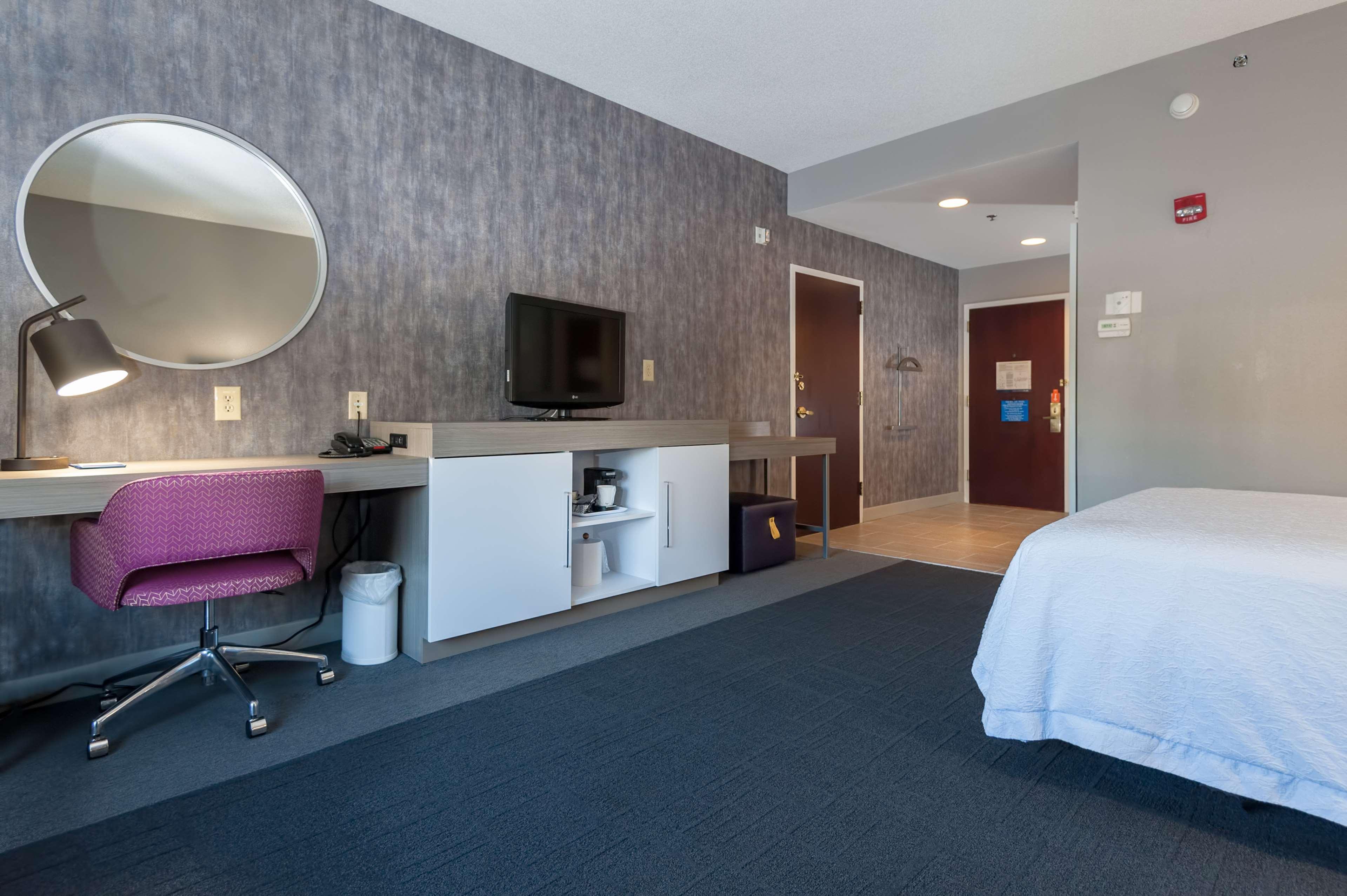 Hampton Inn Ист-Виндзор Экстерьер фото