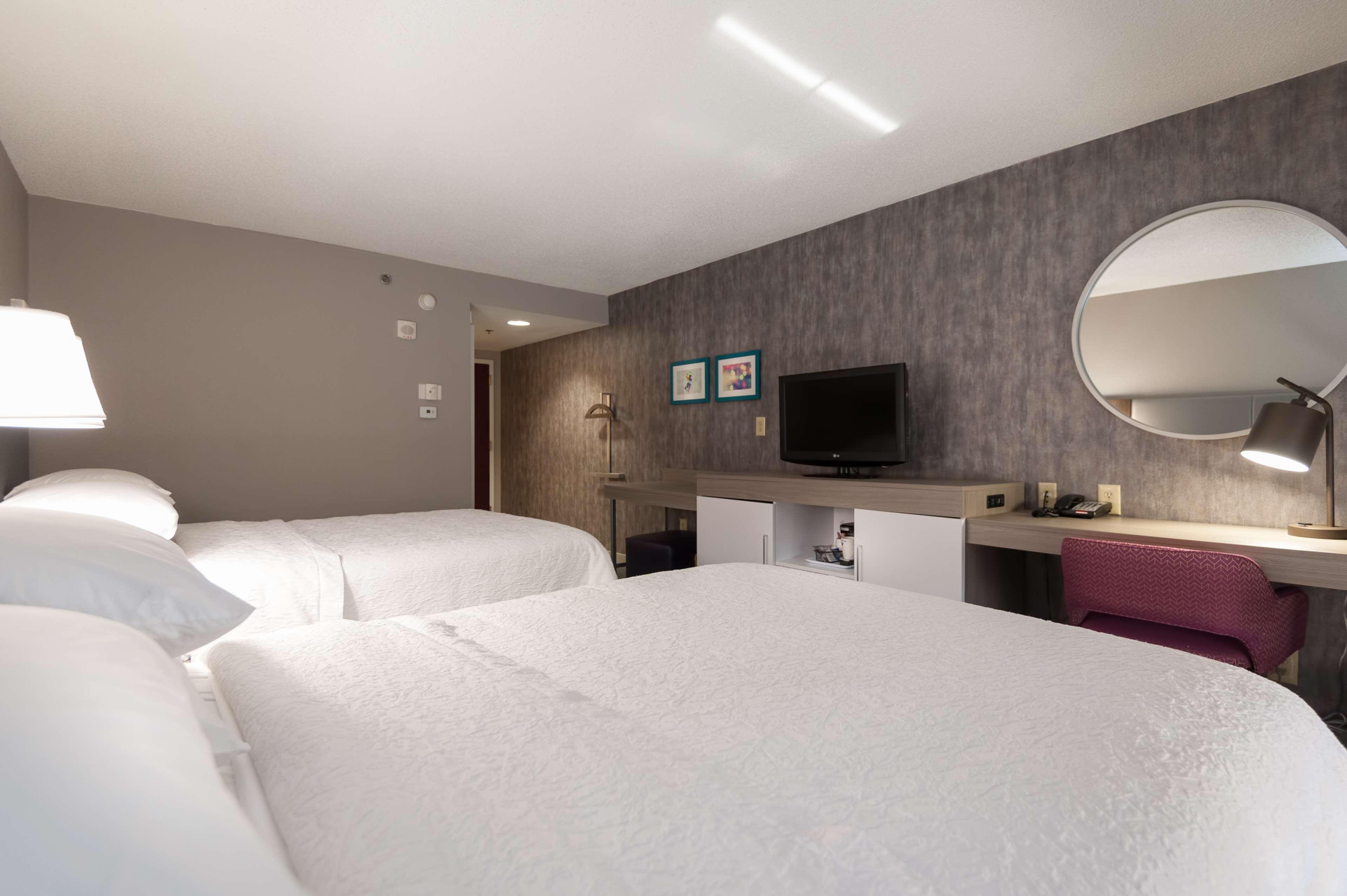 Hampton Inn Ист-Виндзор Экстерьер фото