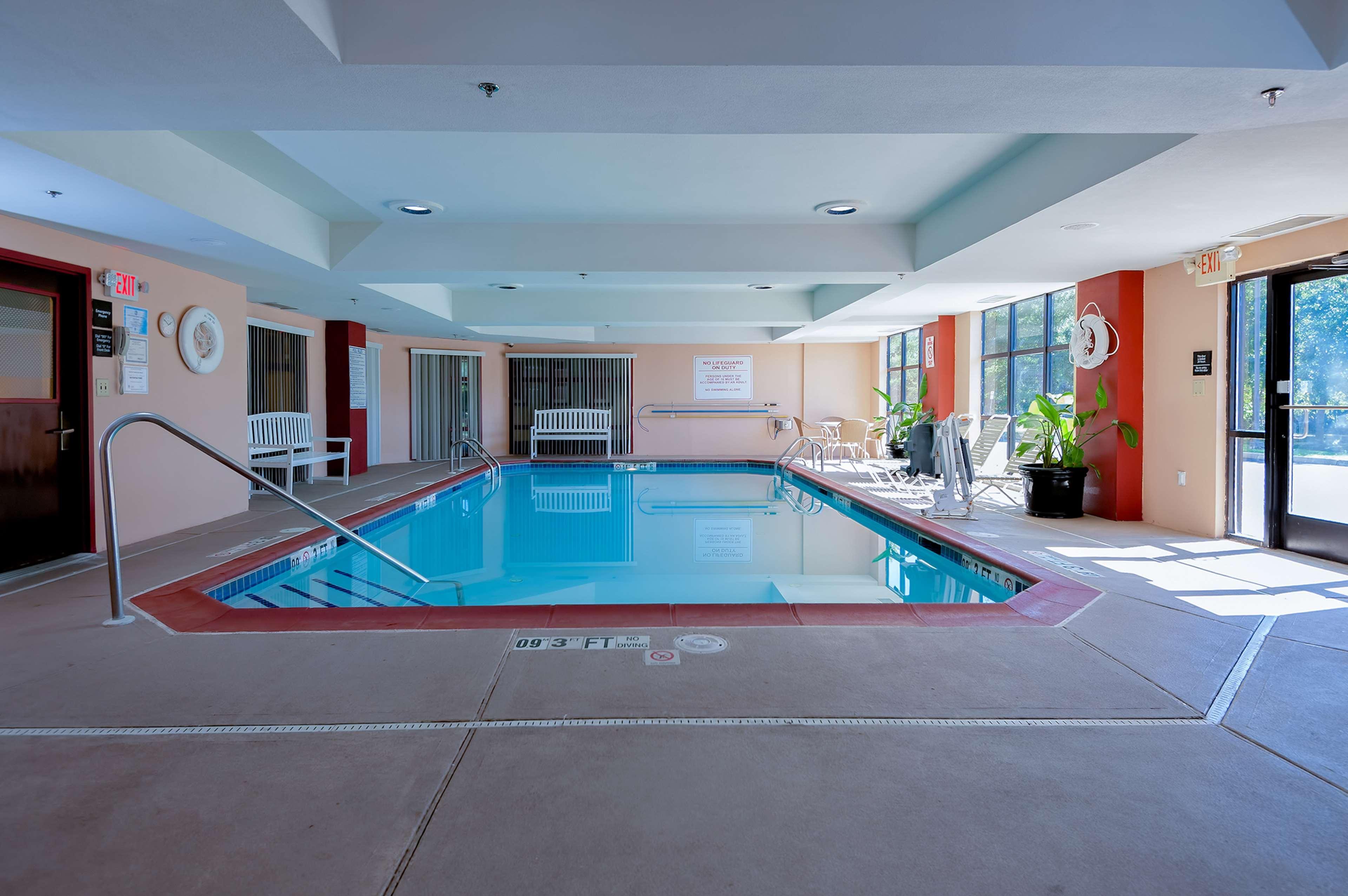 Hampton Inn Ист-Виндзор Экстерьер фото