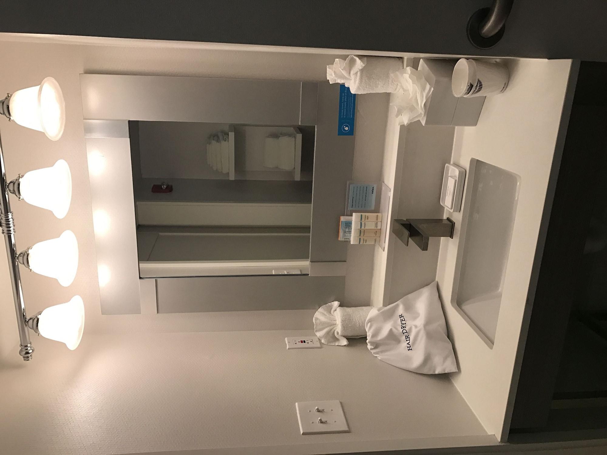 Hampton Inn Ист-Виндзор Экстерьер фото