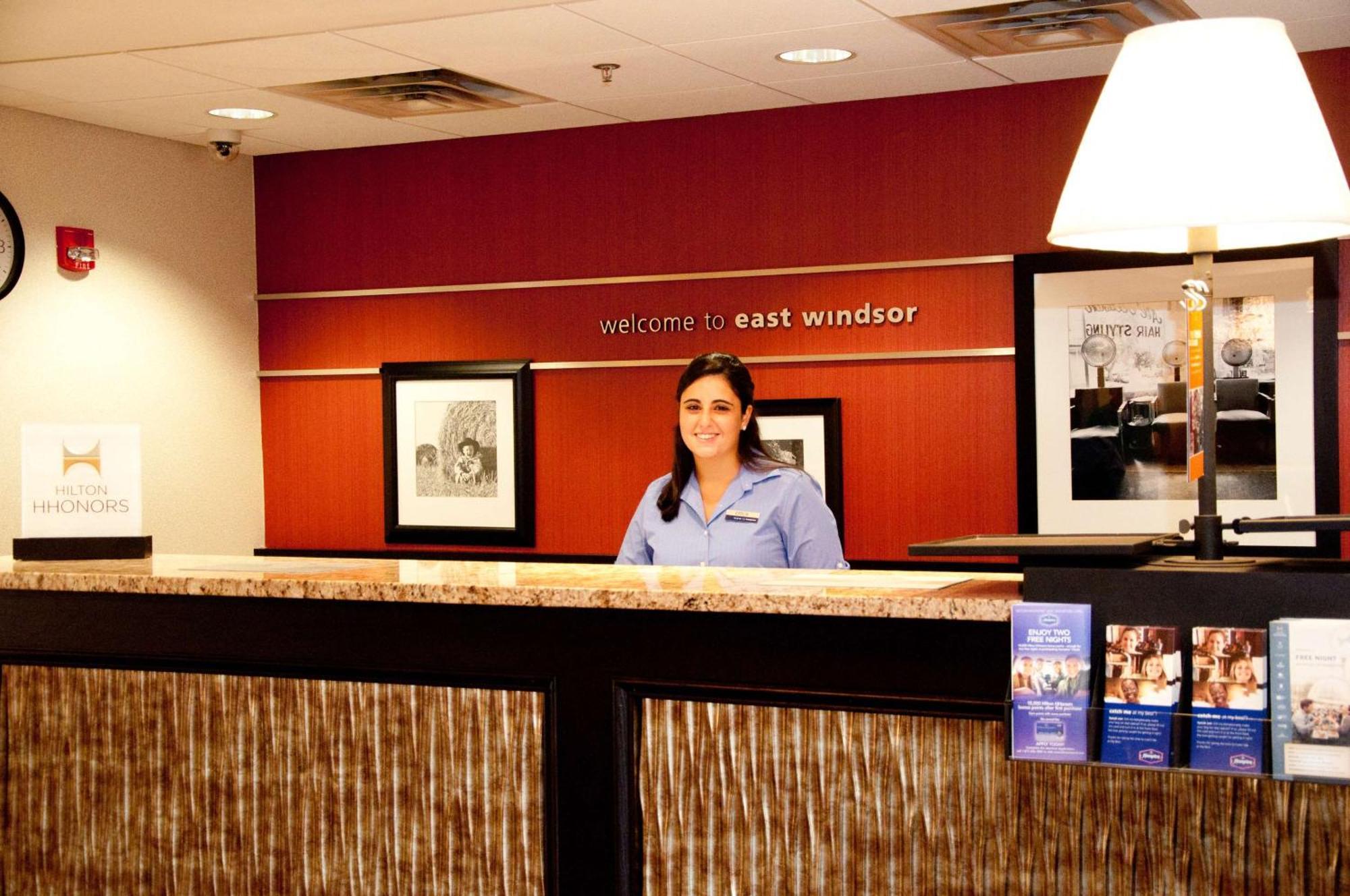Hampton Inn Ист-Виндзор Экстерьер фото
