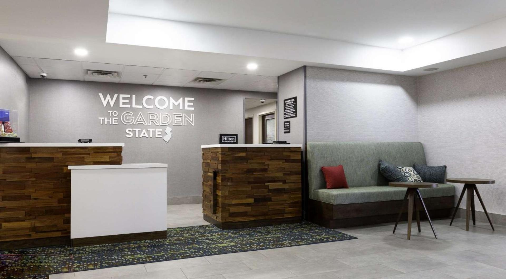 Hampton Inn Ист-Виндзор Экстерьер фото