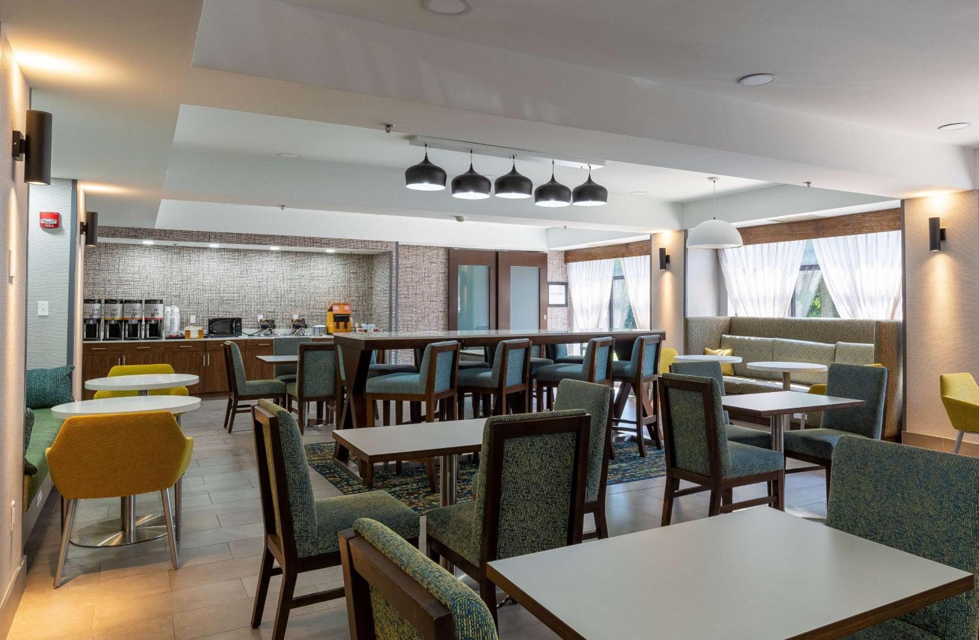 Hampton Inn Ист-Виндзор Экстерьер фото