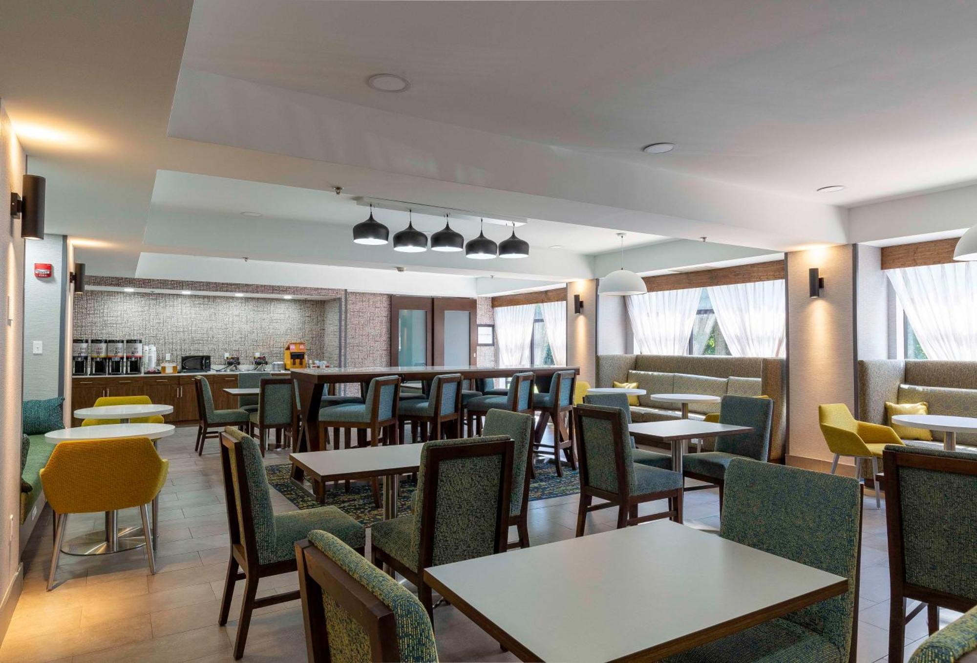 Hampton Inn Ист-Виндзор Экстерьер фото
