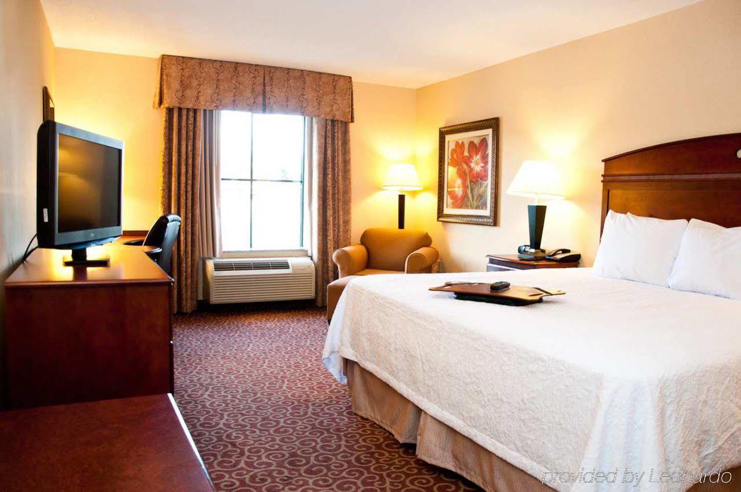 Hampton Inn Ист-Виндзор Экстерьер фото